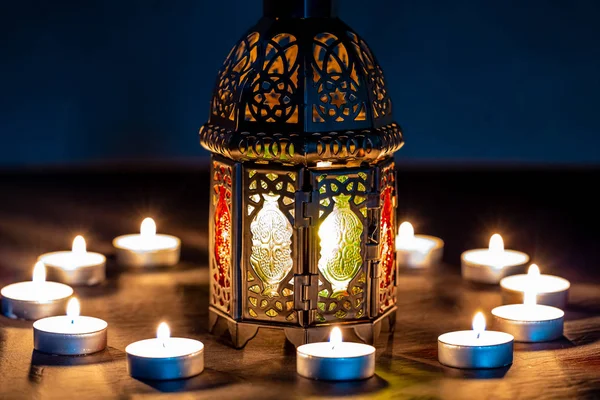 斋月卡里姆与明亮的闪亮的灯笼和燃烧的蜡烛周围 穆斯林节日的斋月卡雷姆在夜晚的背景 — 图库照片