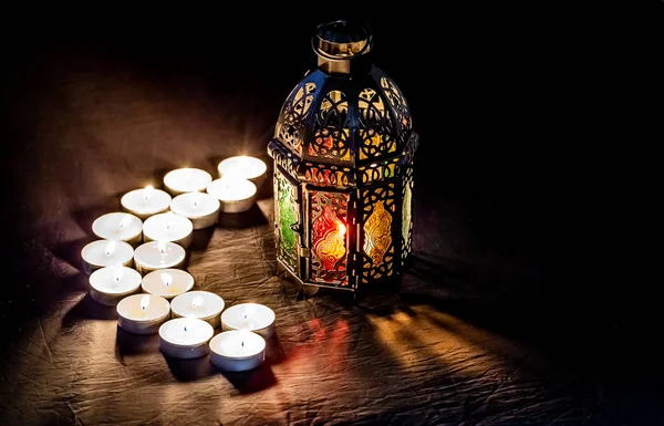 Ramadan Kareem Fényes Csillogó Lámpával Égő Gyertyákat Formájában Egy Hónap — Stock Fotó