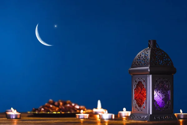 摩洛哥 阿拉伯灯笼和日期在一个古老的木桌上 夜空和新月月亮和星星后面 穆斯林社区斋月卡雷姆的贺卡 可用空间 — 图库照片