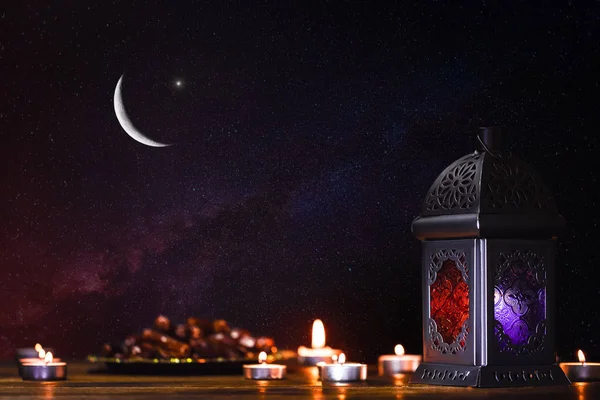 神圣的斋月卡雷姆的穆斯林盛宴 美丽的背景与闪亮的灯笼 日期在托盘上与夜空与星星和新月 文本的可用空间 — 图库照片
