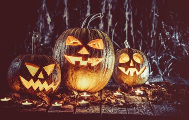 Halloween pumpkins jack fener ürkütücü gece manzarası içinde eski kurullarında mumlar ile baş. Yumuşak odak. sığ Dof
