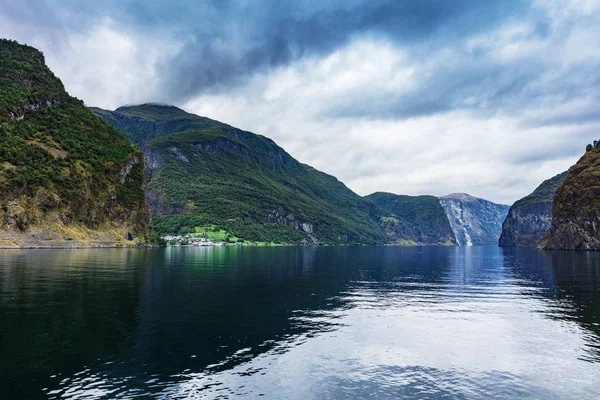 küçük bir kasaba olan Norveç berzahlar, Norveç yansıması