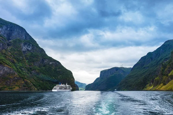 Kryssningsfartyg Geiranger Fjord Norge — Stockfoto