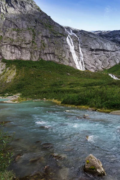 Kék Gleccservíz Briksdal Folyó Partján Norvégia — Stock Fotó