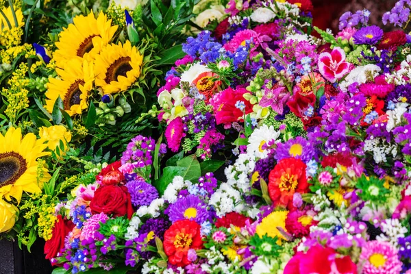 多姿多彩的鲜花品种在市场上出售 — 图库照片