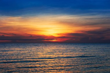 çok güzel kırmızı günbatımı denize