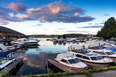 gün batımında limanda motor yatlar