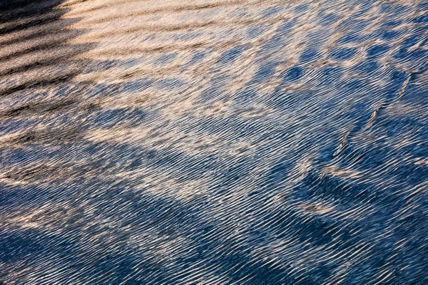 Solljus Reflektion Vattenytan Med Vattenvågor — Stockfoto