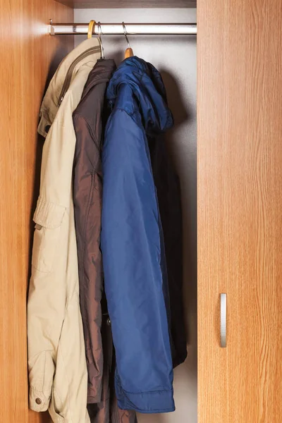 Vestes Demi Saison Dans Une Armoire Bois — Photo