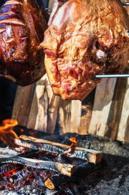 Açık ateşte pişirilmiş lezzetli domuz jambonu. Sokak yemeği.