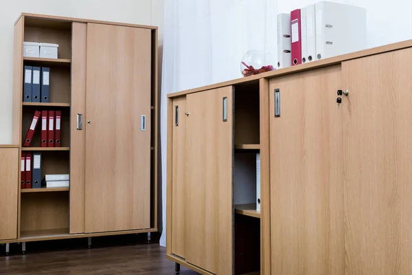 Gabinetes Con Carpetas Una Oficina Moderna — Foto de Stock