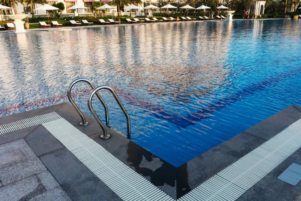Zon Helder Water Van Het Zwembad — Stockfoto