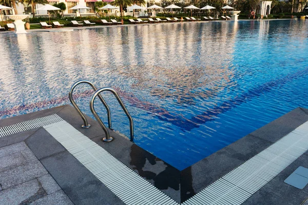 Sole Acqua Limpida Della Piscina — Foto Stock