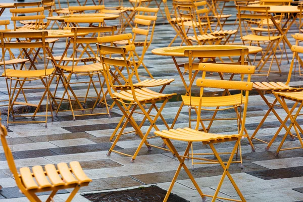 路上カフェに黄色のテーブルや椅子 — ストック写真