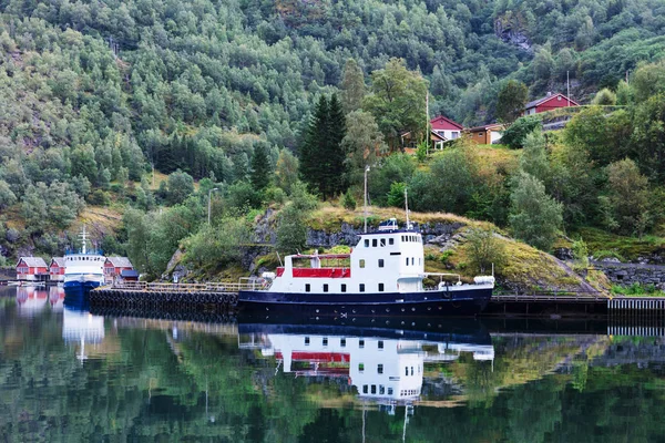 Pequenos Navios Passageiros Fiorde Noruega — Fotografia de Stock