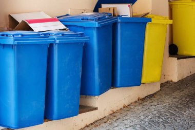 Şehirde bir çöp kutusu.