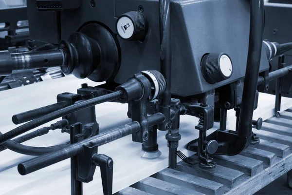 记者在一家现代印刷厂的设备 — 图库照片