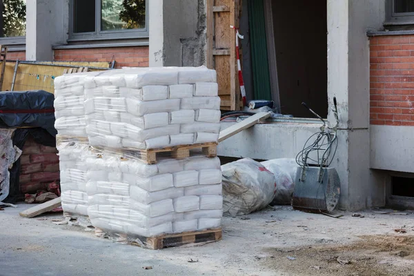 建設中の家のセメントの袋 — ストック写真