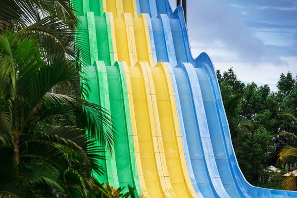 Toboganes Agua Parque Acuático Tropical Día Soleado — Foto de Stock