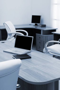 Modern ofis masasında yeni laptop