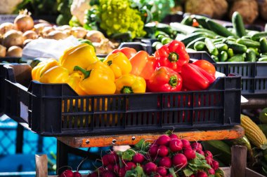 bir semt pazarı üzerinde kırmızı ve sarı biber