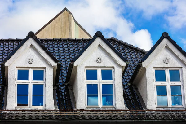 Mansardenfenster Alten Stil Auf Dach Mittelalterlichem Haus — Stockfoto