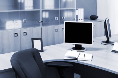 modern Ofis masaları monitörlerde