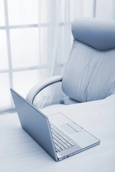Modern Ofiste Yönetici Masasında Dizüstü Bilgisayar — Stok fotoğraf