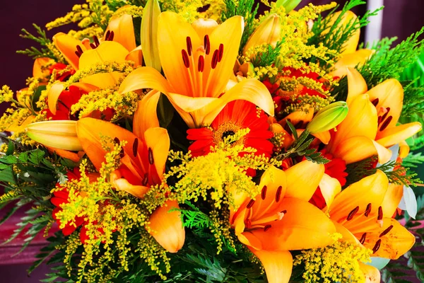 Boeket Van Rode Gerbera Bloem Gele Lelies — Stockfoto