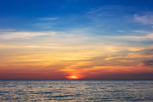 Okyanusun üzerinde güzel kırmızı gün batımı