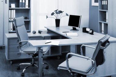 modern ofis masa üzerinde izlemek
