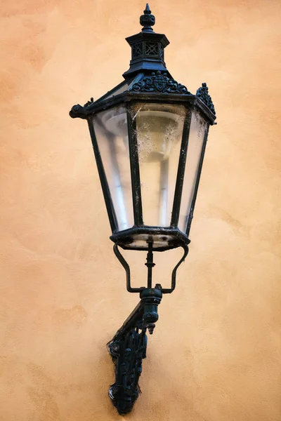 Oude Straatlamp Gele Muur — Stockfoto