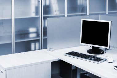 modern bir ofis masasında bilgisayarda
