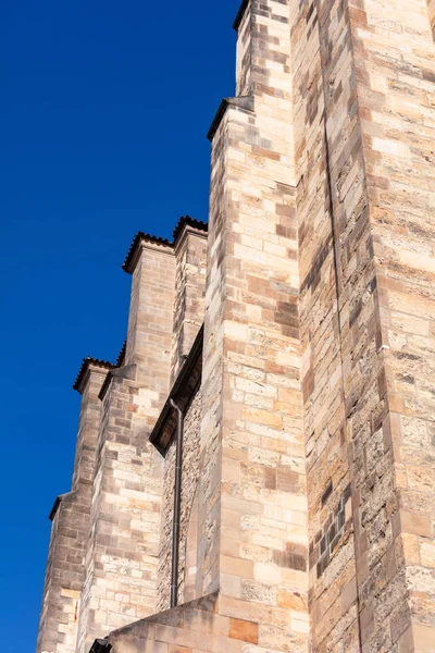 古い石造りタワーの青い空を背景 — ストック写真