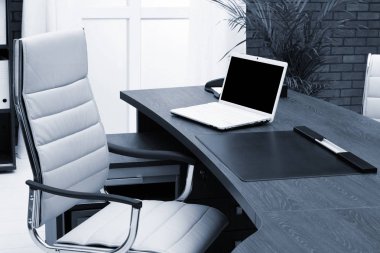 çalışma alanı ile modern ofis içinde laptop