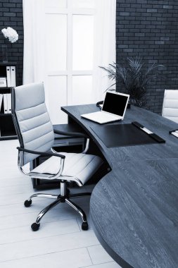 çalışma alanı ile modern ofis içinde laptop