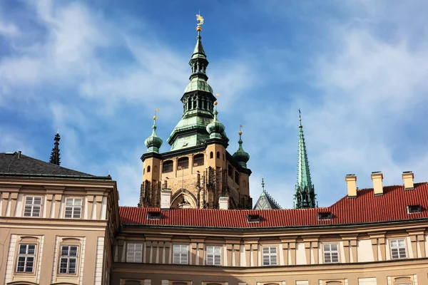 Katedra Świętego Wita Spire Niebieskie Niebo Praga — Zdjęcie stockowe