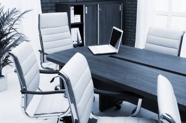 modern bir ofis masasında üstünde Laptop