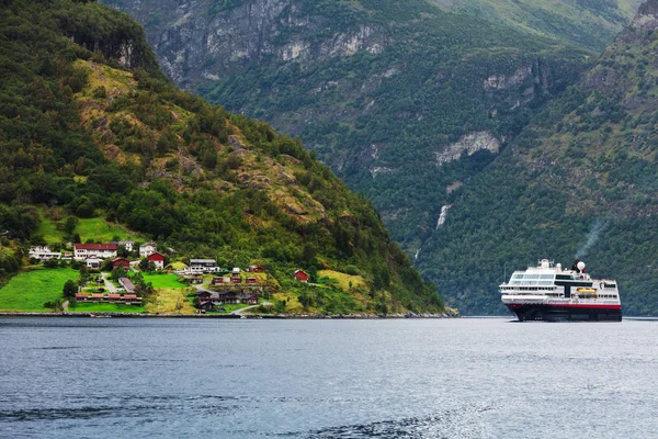 Kryssningsfartyg Geirangerfjorden Norge — Stockfoto