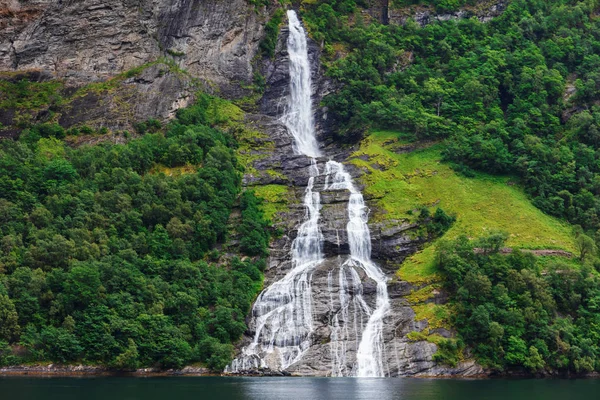 Водоспад Фріарон Фіорд Ґейранґера Норвегія Стокове Фото