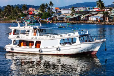 Phu Quoc Adası 'nda bir eğlence teknesi. Vietnam.