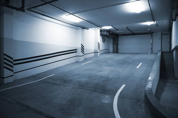 一个现代的地下停车场入口处 — 图库照片