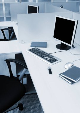 modern ofis masaları bilgisayarlarda