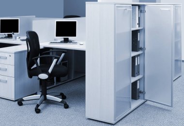 Modern bir ofiste dizinleri olan kitaplık