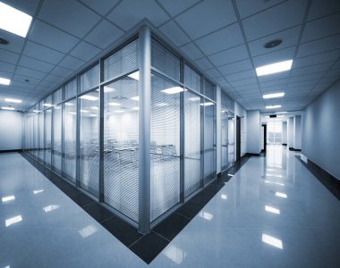 modern bir ofis toplantı odasında