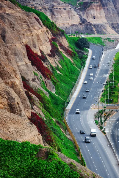 Väg med bilar från en klippa, Peru — Stockfoto