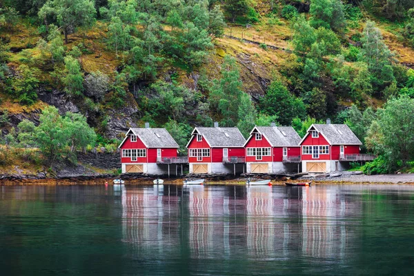 Reflexão de umas pequenas casas em um fiorde — Fotografia de Stock