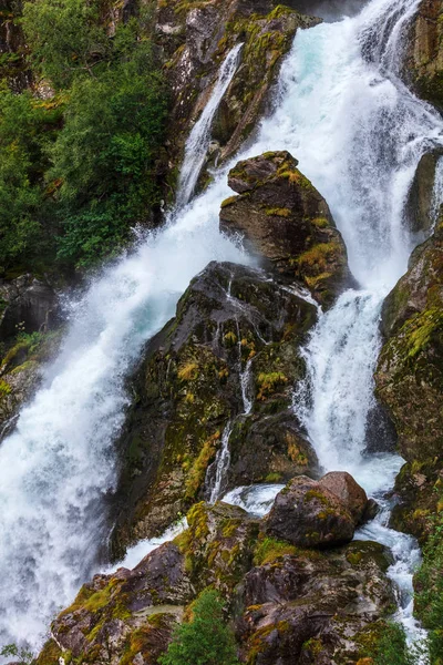 Cascata in montagne della Norvegia nell'estate — Foto Stock