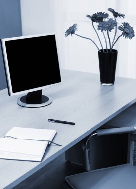modern Ofis Masası üzerinde izlemek