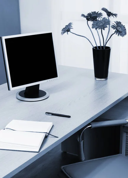 Monitor auf dem Schreibtisch im modernen Büro — Stockfoto